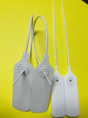衣類の長方形に白いプラスチック製の安全タグ