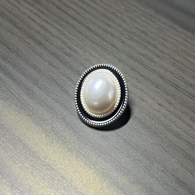 プラスチックのアクセサリー 丸いパールボタン レディース ニットカーディガン