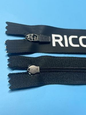 ODM 再利用可能な黒いナイロンジッパー 服装用 商品ストア