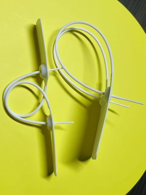 衣類の長方形に白いプラスチック製の安全タグ