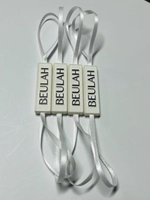 彫刻されたロゴラベル スナップロックピンループ ストリング付きのプラスチック固定タグ