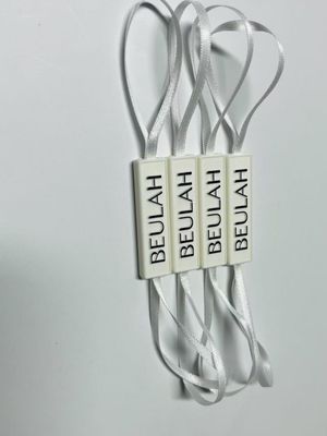 彫刻されたロゴラベル スナップロックピンループ ストリング付きのプラスチック固定タグ