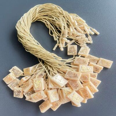 ユニークで目を引くプラスチックタグファスナー、エンボス加工技術、衣料品タグ付けに最適、耐久性があり安全な取り付けソリューション
